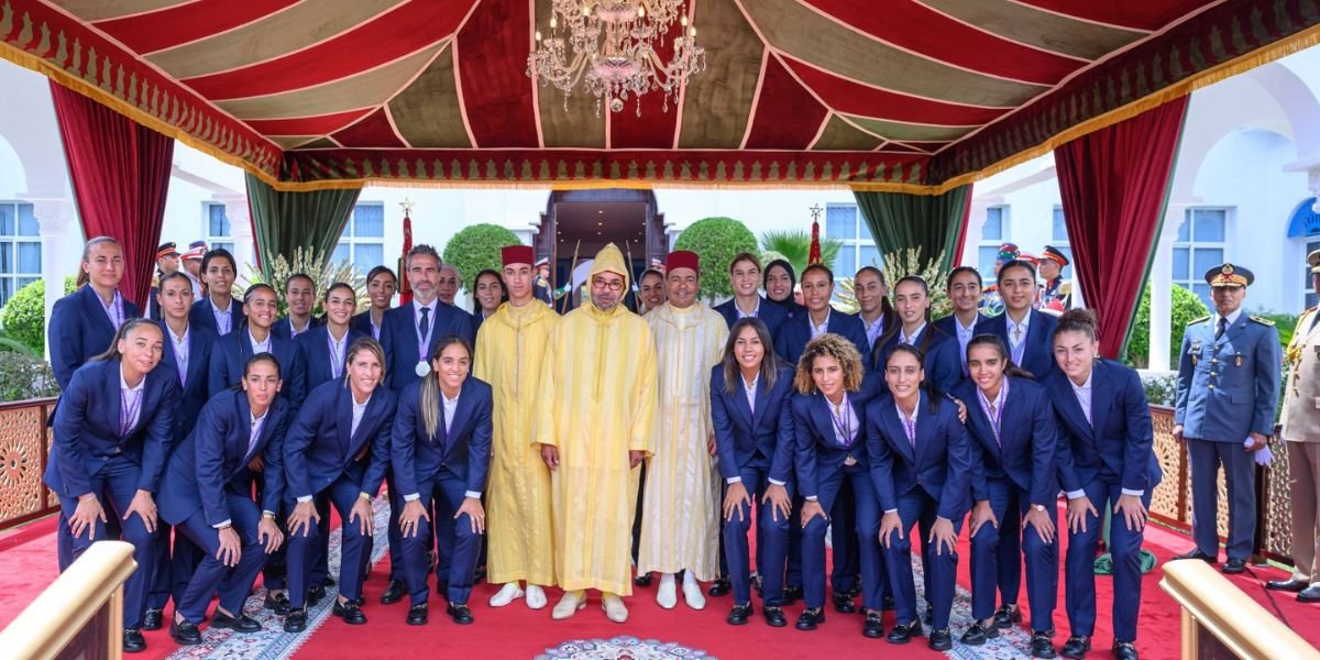 الملك-محمد-السادس-يستقبل-المنتخب-المغربي-للسيدات-ورئيس-“الفيفا”-جياني-إنفانتينو