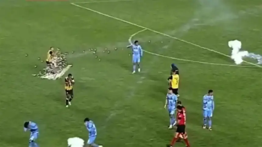 بالفيديو…إصابة-لاعب-كرة-بألعاب-نارية-أثناء-الاحتفال-بهدف-الفوز⁣