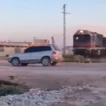 بالفيديو…قطار-يحطم-سيارة-وسائقها-يواصل-قيادتها-في-سوريا.!