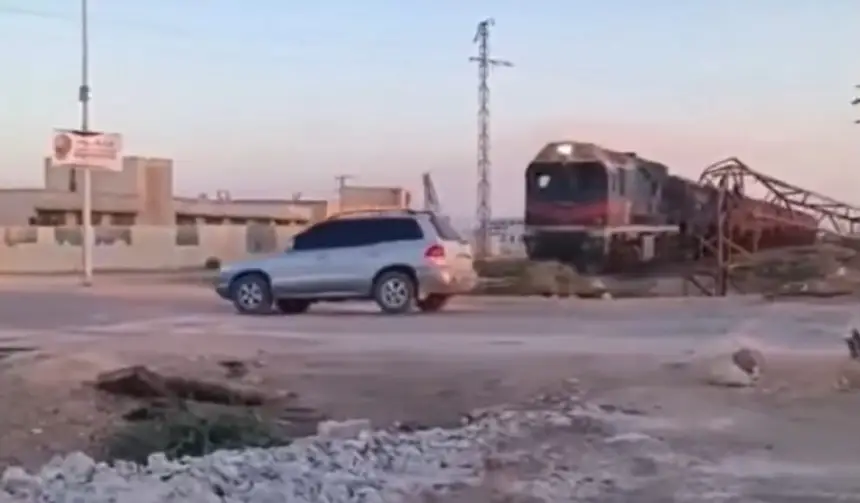 بالفيديو…قطار-يحطم-سيارة-وسائقها-يواصل-قيادتها-في-سوريا.!