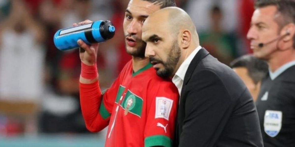 الركراكي-يتابع-حكيم-زياش-ويستقر-على-قرار-بشأنه