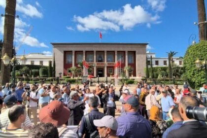 الهيئات النقابية والمهنية للصحافة تعلن عن نجاح الوقفة أمام البرلمان ضد مشروع قانون التنظيم الذاتي