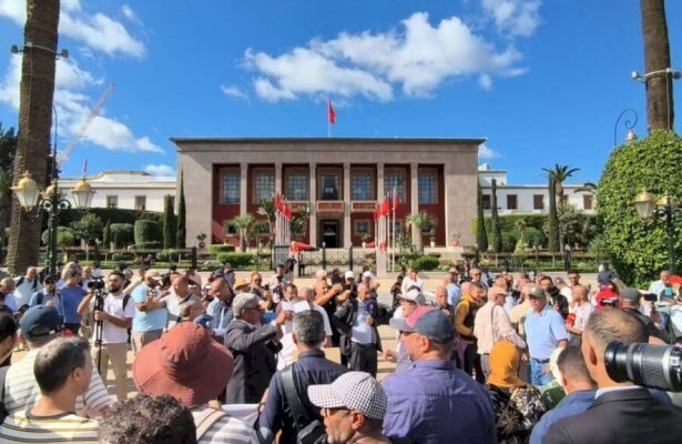 الهيئات النقابية والمهنية للصحافة تعلن عن نجاح الوقفة أمام البرلمان ضد مشروع قانون التنظيم الذاتي