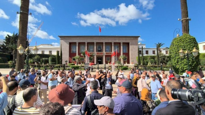 الهيئات النقابية والمهنية للصحافة تعلن عن نجاح الوقفة أمام البرلمان ضد مشروع قانون التنظيم الذاتي