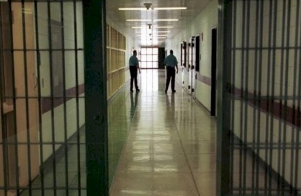 سجين يضرب عن الطعام احتجاجا على تجاهل فتح تحقيق في ملفه