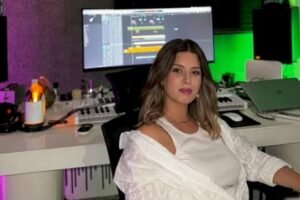 طاكسي عمومي.. جديد الفنانة هاجر عدنان -صورة