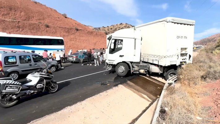 انزلاق شاحنة يربك حركة السير بالطريق السيار نواحي أكادير