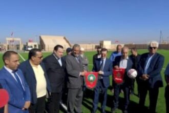 الحاج عبد المالك أبرون سلم الملعب الجماعي بزو والملعب البلدي زاوية الشيخ في أجواء إحتفالية كبيرة