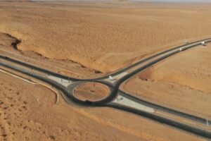 الطريق السريع تيزنيتالداخلة.. شريان تنموي يربط المغرب بإفريقيا وجسر الساقية الحمراء يرسخ الإنجاز الهندسي