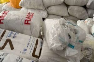 جمارك تطوان تداهم مستودعات بمرتيل وتحجز أطنانا من البلاستيك