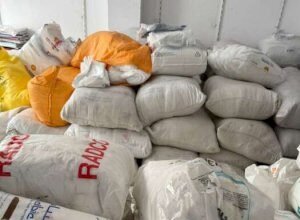 جمارك تطوان تداهم مستودعات بمرتيل وتحجز أطنانا من البلاستيك