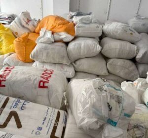 جمارك تطوان تداهم مستودعات بمرتيل وتحجز أطنانا من البلاستيك