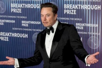 ماذا يفعل إيلون ماسك بكل أمواله