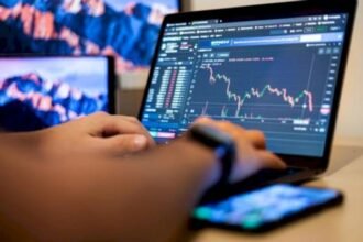 سبعة أمور يجب أن تعرفها عن تكاليف السواب والـرول أوفر في تداول الفوركس