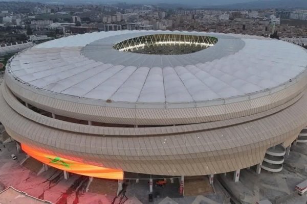 Un média espagnol : linstallation du nouveau toit du Grand Stade de Tanger en 69 jours constitue un exploit mondial