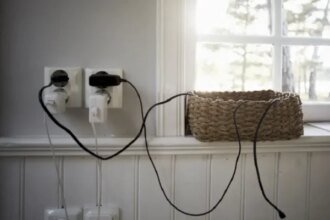 عواقب ترك شواحن الأجهزة موصولة بالكهرباء طوال الوقت!