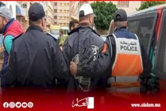 توقيف عشريني متلبس بحيازة وترويج المخدرات وتعريض سلامة رجال الشرطة للخطر