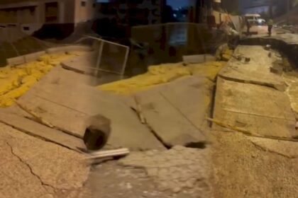 طنجة.. انهيار بطريق حي الشرف العالية بسبب تسرب المياه قرب ورش للبناء (فيديو)