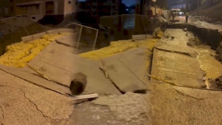 طنجة.. انهيار بطريق حي الشرف العالية بسبب تسرب المياه قرب ورش للبناء (فيديو)