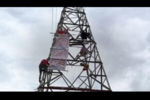 مواطن يواصل اعتصامه فوق برج كهربائي لليوم الخامس على التوالي وسط استنفار واسع للسلطات