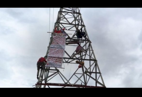 مواطن يواصل اعتصامه فوق برج كهربائي لليوم الخامس على التوالي وسط استنفار واسع للسلطات