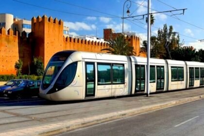 وفاة رضيع في الطرامواي تولد في العراء الطبي بسلا تهز الرأي العام