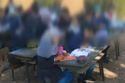 جدل بسطات بعد تداول صور لتلاميذ يدرسون في الهواء الطلق.. وبرلماني يدخل على الخط