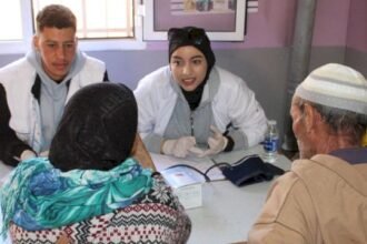 قافلة طبية تقدم 2371 خدمة صحية للمتضررين من موجات البرد نواحي ورزازات