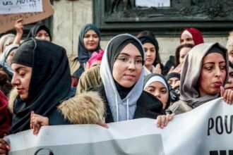 الإعلام الفرنسي يحول التدين إلى تطرف بقراءة منحازة لاستطلاع حديث