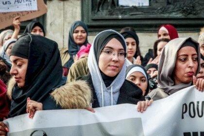 الإعلام الفرنسي يحول التدين إلى تطرف بقراءة منحازة لاستطلاع حديث