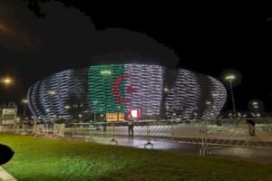 ألوان العلم الجزائري تزين ملعب مولاي عبد الله بالرباط وتختصر موقف المغرب