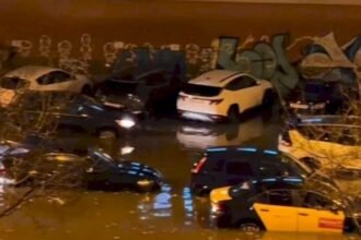 أمطار غزيرة تشل حركة المرور في برشلونة وتحول الشوارع إلى بحيرات صغيرة