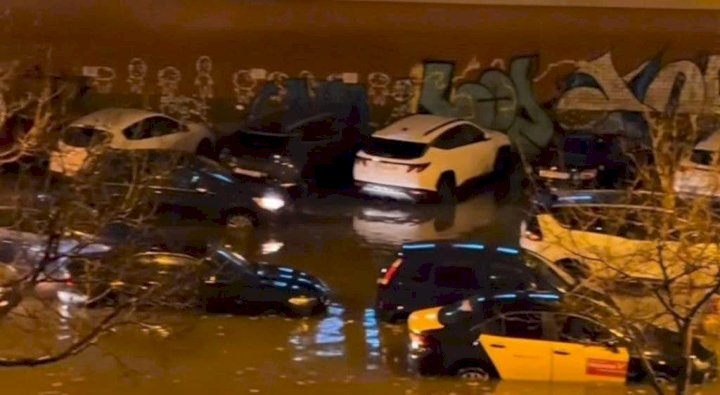 أمطار غزيرة تشل حركة المرور في برشلونة وتحول الشوارع إلى بحيرات صغيرة