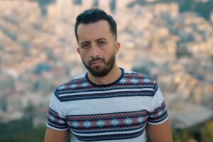 الجزائر.. حملة تضامن مع أنس تينا بعد الهجوم عليه بسبب انتقاده تركيز الإعلام على أخبار المغرب