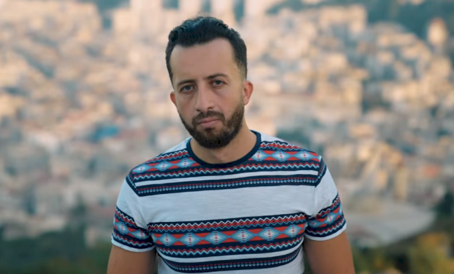 الجزائر.. حملة تضامن مع أنس تينا بعد الهجوم عليه بسبب انتقاده تركيز الإعلام على أخبار المغرب