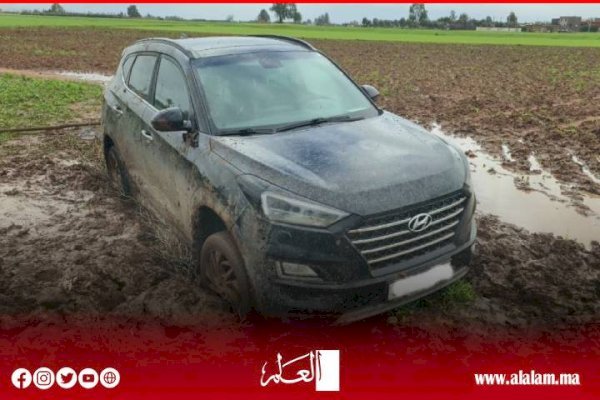 هكذا تخلى تاجر مخدرات عن سيارته التي علقت في الوحل بعد مباغتته من قبل الدرك