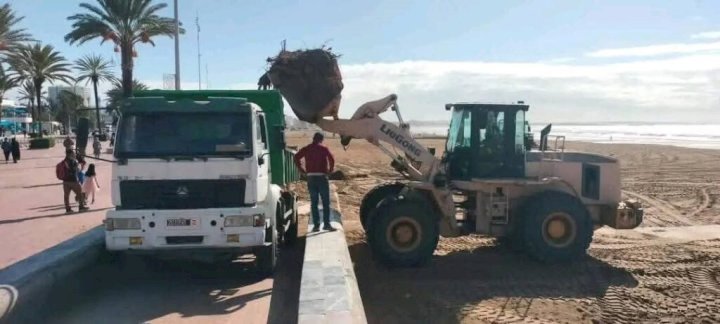 أكادير ترفع تحدي الأمطار: جمع 70 طنا من النفايات من شاطئ المدينة خلال 24 ساعة