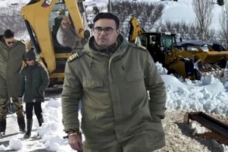 وسط أجواء قاسية.. السلطات المحلية بتزي نغشو تواصل فتح الطرق المقطوعة بسبب الثلوج بإقليم ميدلت