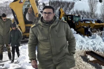 وسط أجواء قاسية.. السلطات المحلية بتزي نغشو تواصل فتح الطرق المقطوعة بسبب الثلوج بإقليم ميدلت