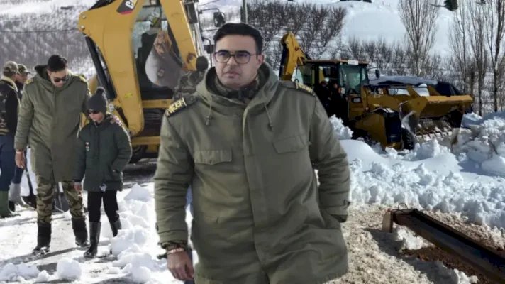 وسط أجواء قاسية.. السلطات المحلية بتزي نغشو تواصل فتح الطرق المقطوعة بسبب الثلوج بإقليم ميدلت