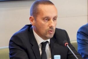 وزير الصحة يكشف بالأرقام قيمة الزيادات المالية للأطر الطبية