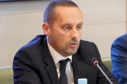 وزير الصحة يكشف بالأرقام قيمة الزيادات المالية للأطر الطبية