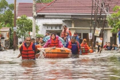 أزيد من 502 حالة وفاة جراء فيضانات وانهيارات أرضية في إندونيسيا