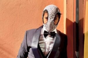 عمر لطفي يكشف تفاصيل صورته وهو يضع ملابس داخلية كقناع (فيديو)