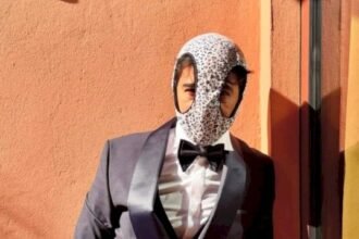 عمر لطفي يكشف تفاصيل صورته وهو يضع ملابس داخلية كقناع (فيديو)