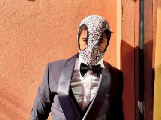 عمر لطفي يكشف تفاصيل صورته وهو يضع ملابس داخلية كقناع (فيديو)