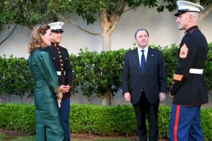 السفير الأمريكي الجديد ديوك بوكان يرفع العلم في الرباط ويؤكد تعزيز الشراكة الاستراتيجية مع المغرب