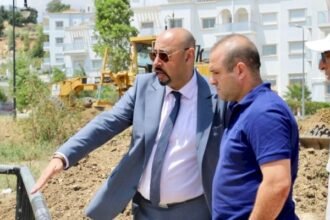 الأخبار وLe360: عمدة طنجة مهدد بالعزل بعد تفجر فضيحة تحويل فضاء عمومي إلى ملعب بادل