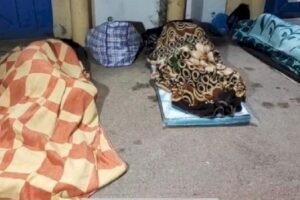 طلبة يواصلون اعتصامهم أمام الحي الجامعي بأكادير في عز ليالي البرد القارس