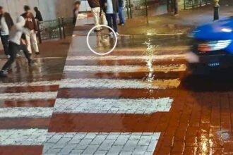 بسبب الأمطار.. مواطنون يستعينون بالأحجار لقطع الطرقات في قلب الرباط